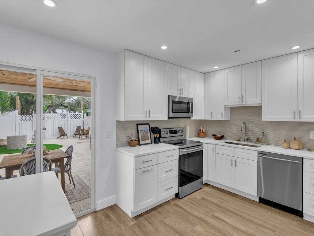 824 Dahlia Ln - Photo 7 of 36