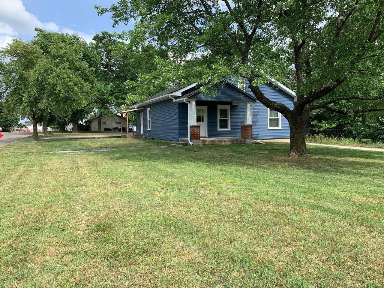 502 E Jefferson St - Photo 2 of 16