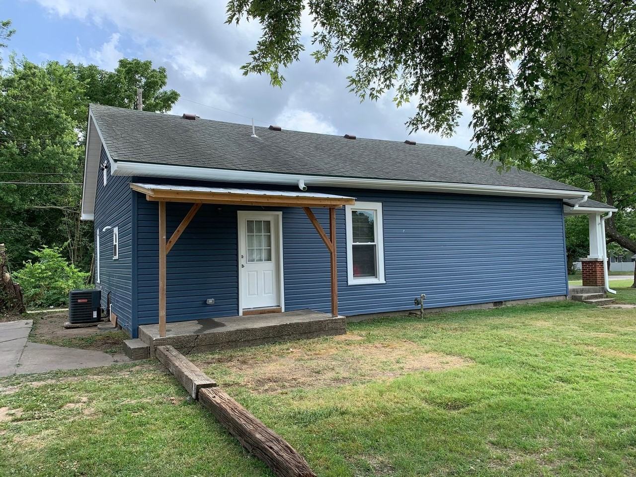 502 E Jefferson St - Photo 3 of 16