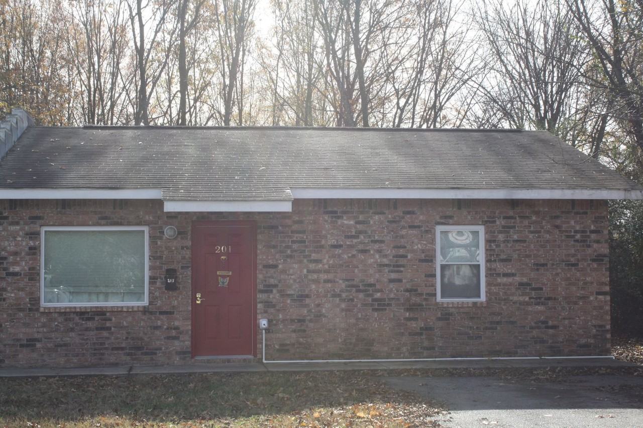 201 Tucker Inn - Photo 3 of 5