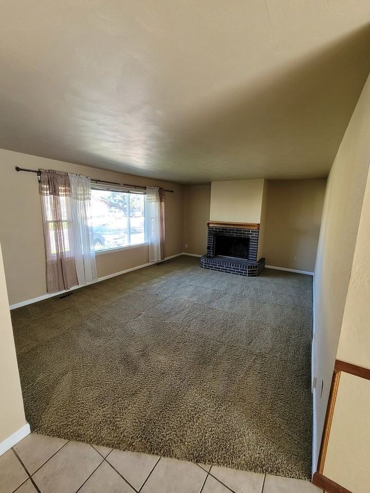 3917 Applewood Dr - Photo 4 of 37