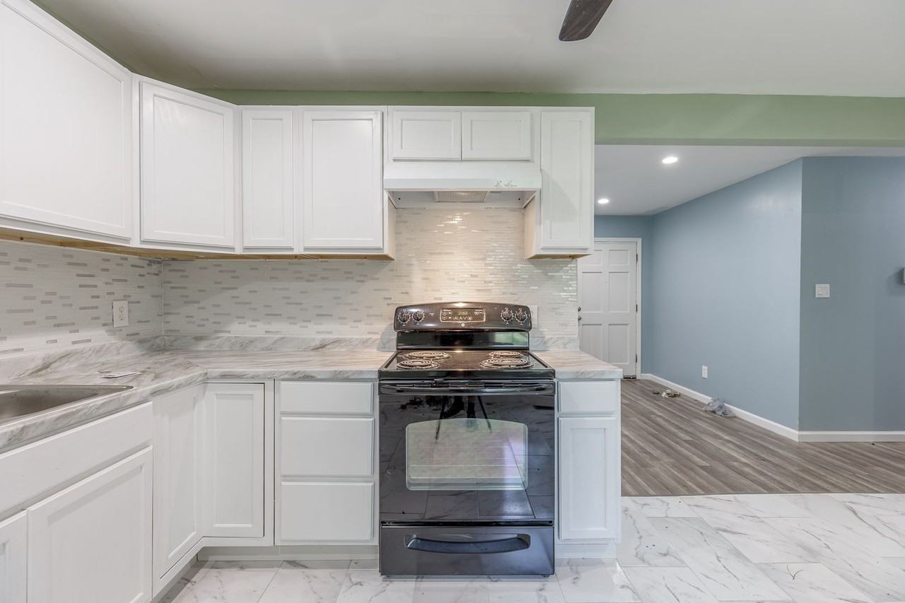 1803 Allen St - Photo 3 of 21