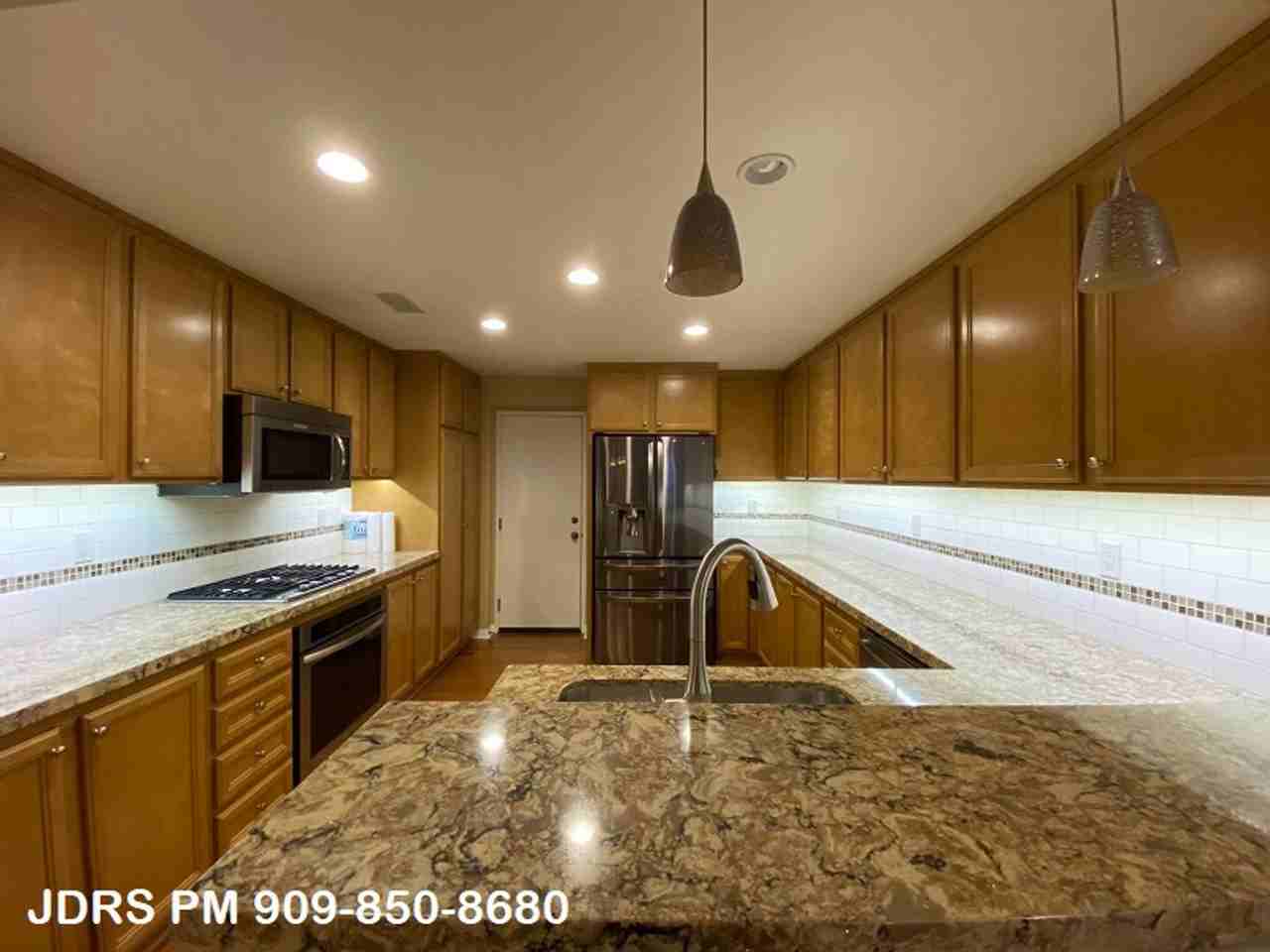 121 Roadrunner - Photo 3 of 14