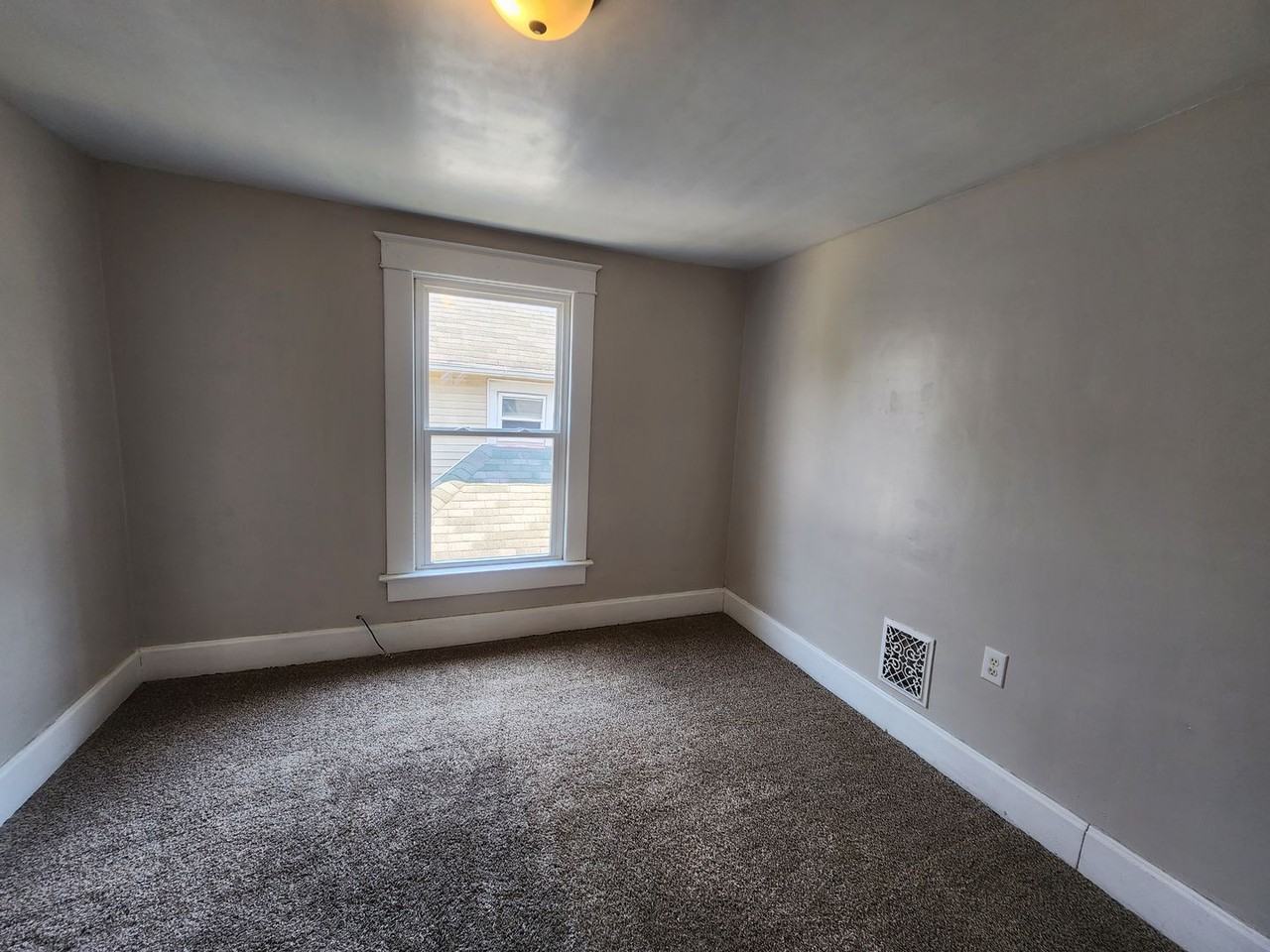 2639 Fenwood Ave - Photo 6 of 18