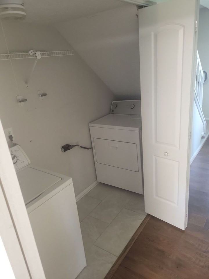 916 Chatsworth Dr - Photo 3 of 10