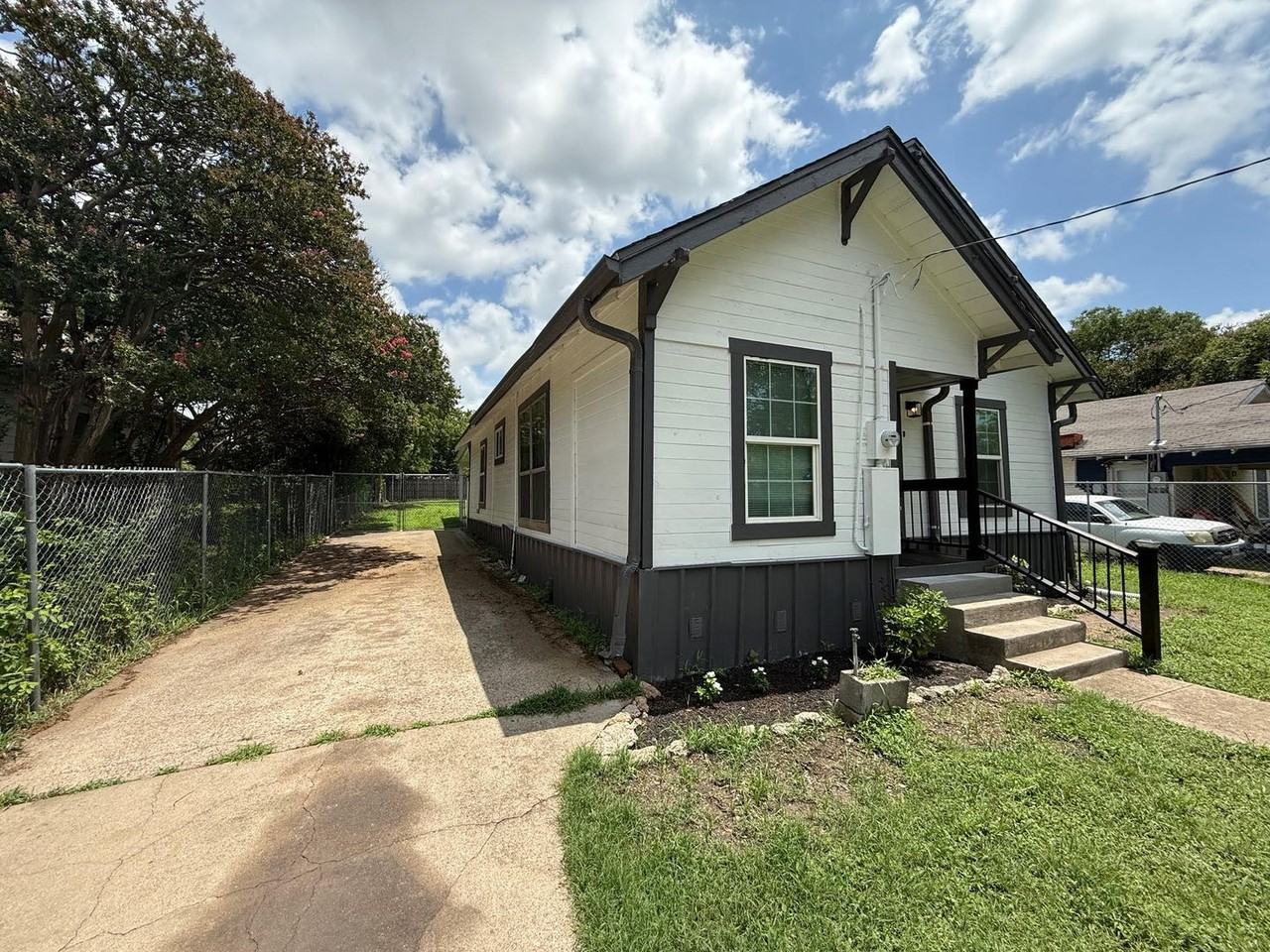 2202 Burnett Ave - Photo 2 of 13