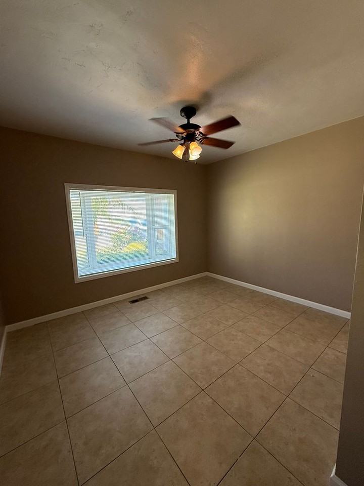 1053 N Laurel Ave - Photo 3 of 9