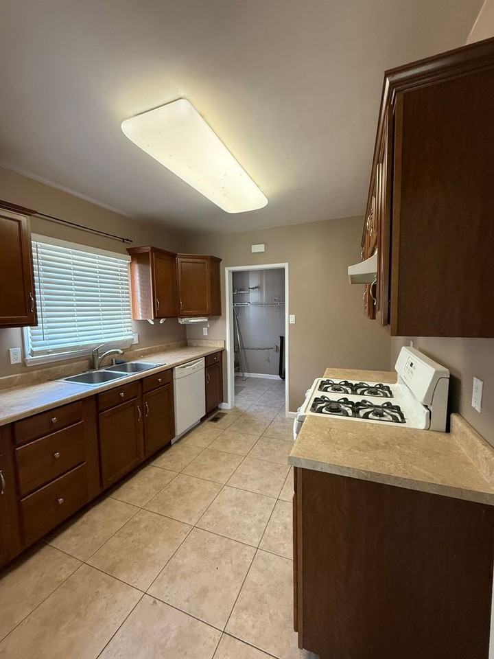 1053 N Laurel Ave - Photo 4 of 9