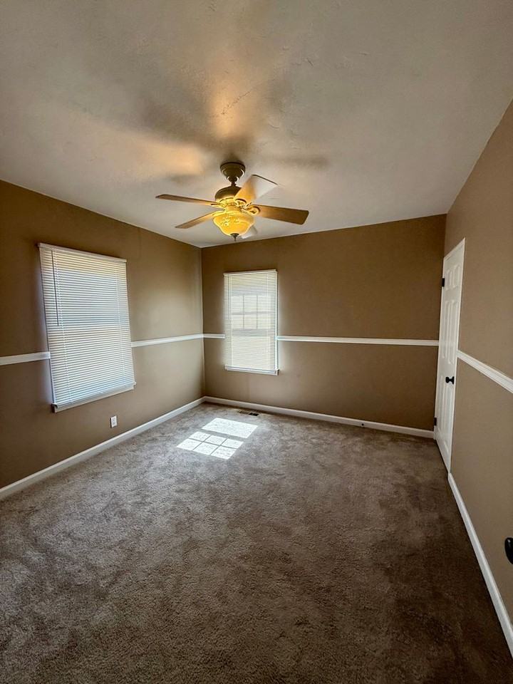 1053 N Laurel Ave - Photo 5 of 9