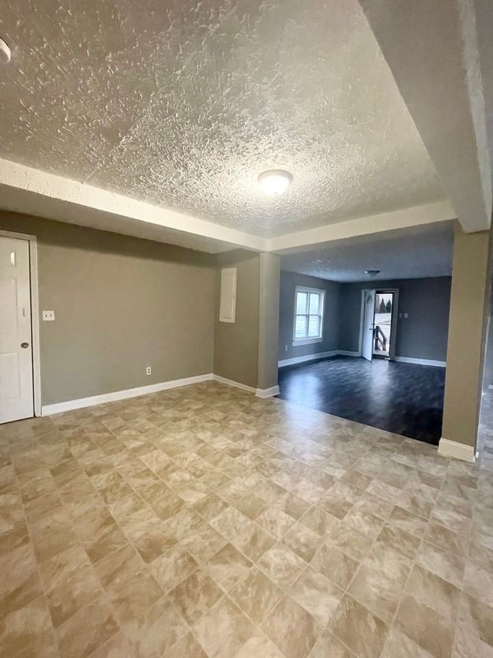 447 W Eastland St - Photo 2 of 13