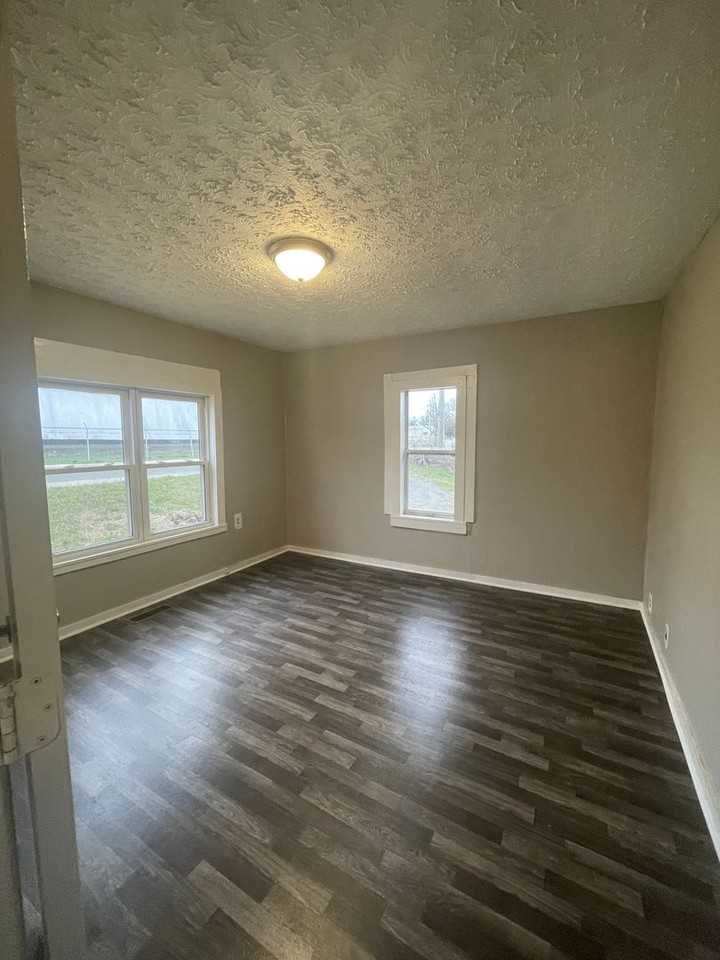 447 W Eastland St - Photo 7 of 13