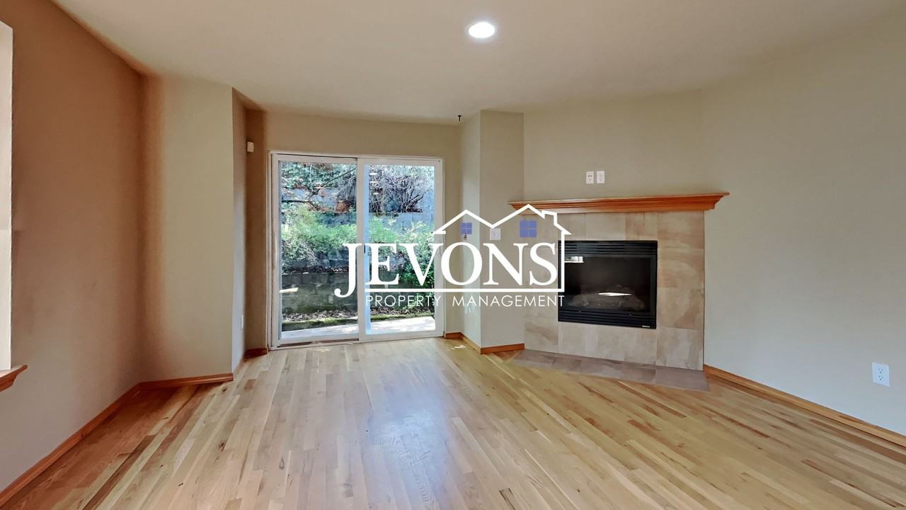 13721 Greenwood Ave N - Photo 2 of 32