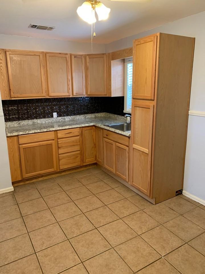 1615 Woodruff Ln - Photo 3 of 4