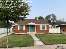 featured image of 3135 Iowa Ave