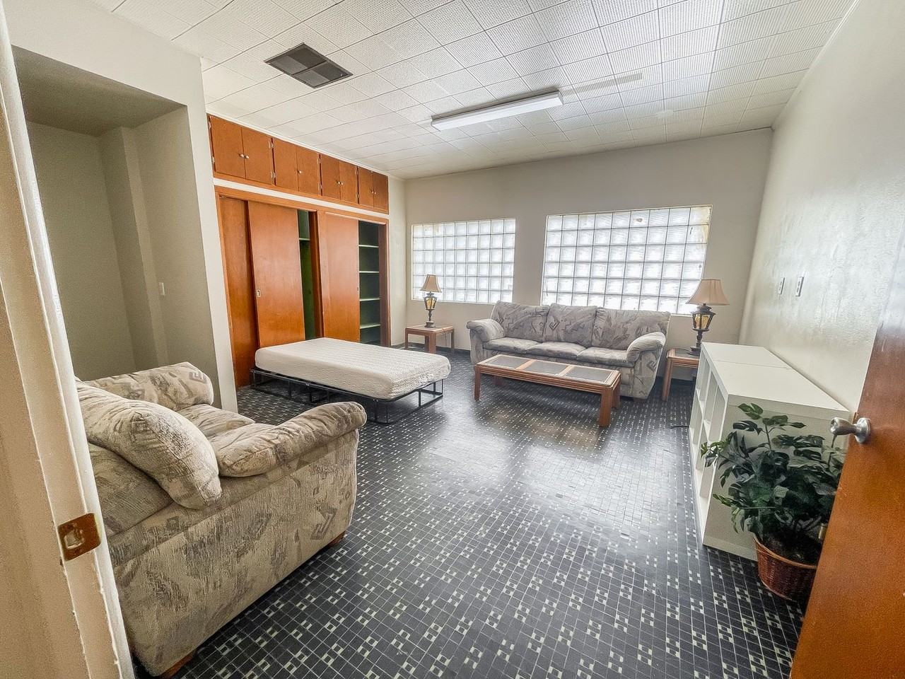 712 712 W Walnut  - 712 W Walnut - Photo 2 of 14