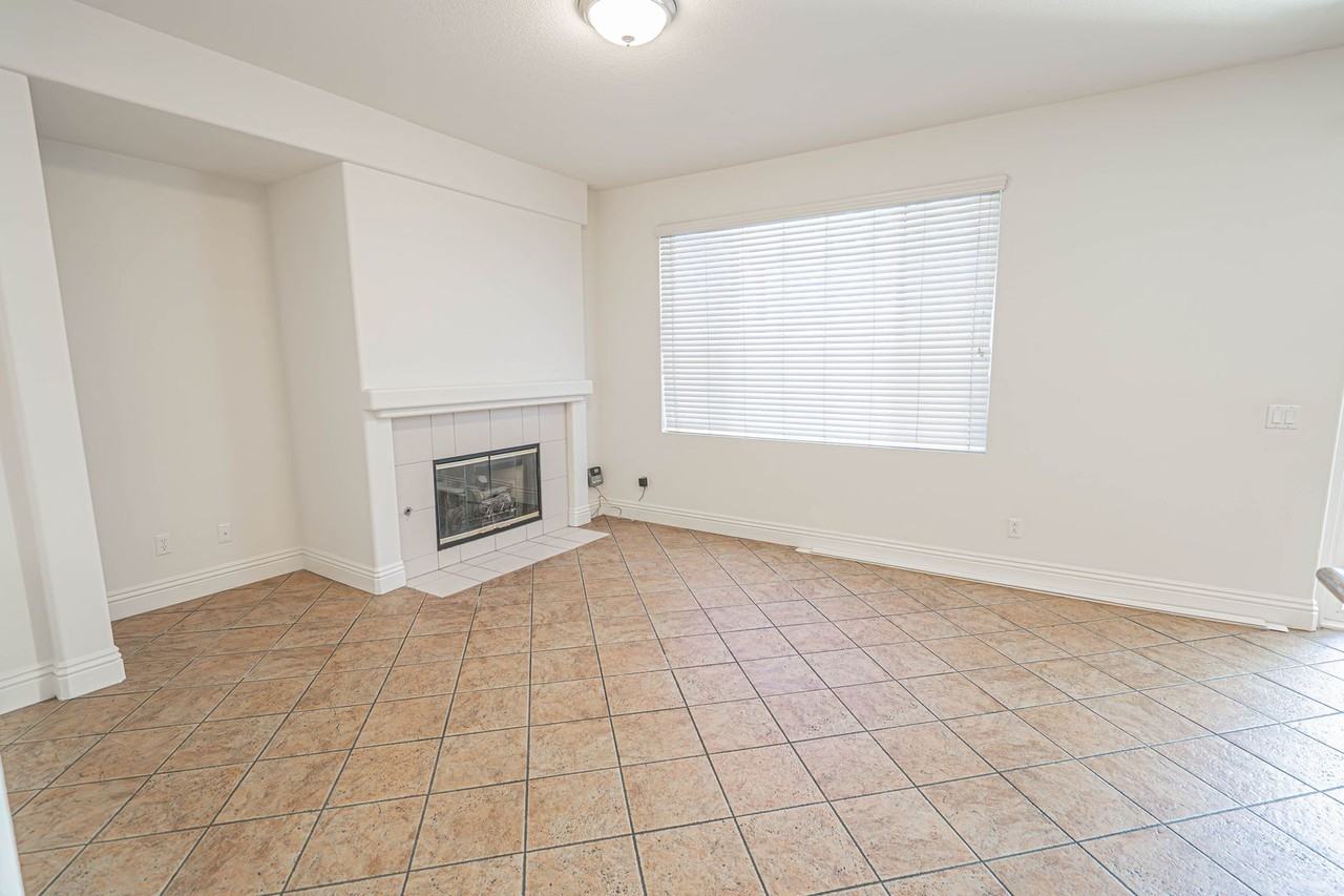 27703 Iris Ct - Photo 3 of 25