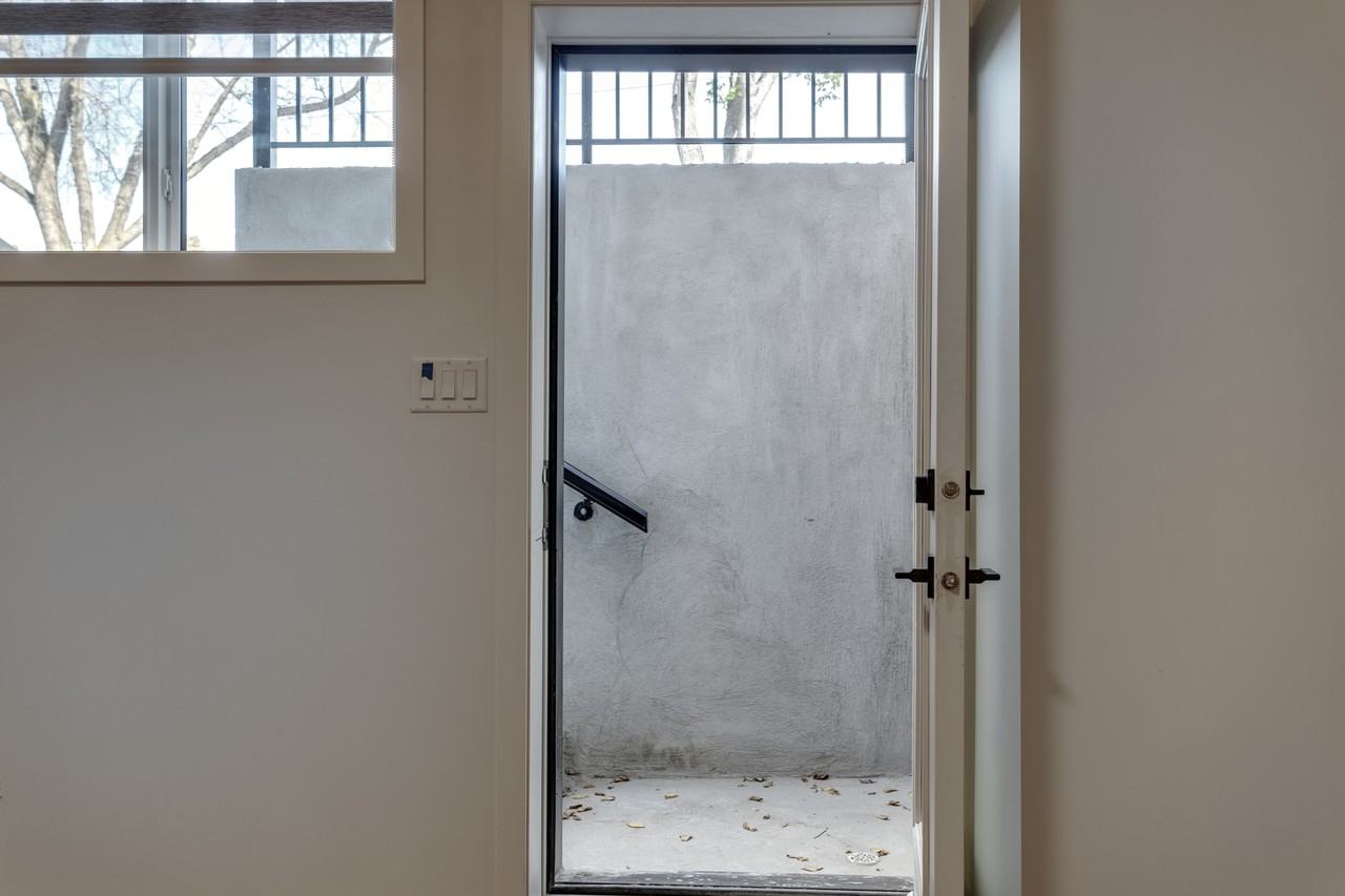 11711 131 Ave Nw - Photo 3 of 10