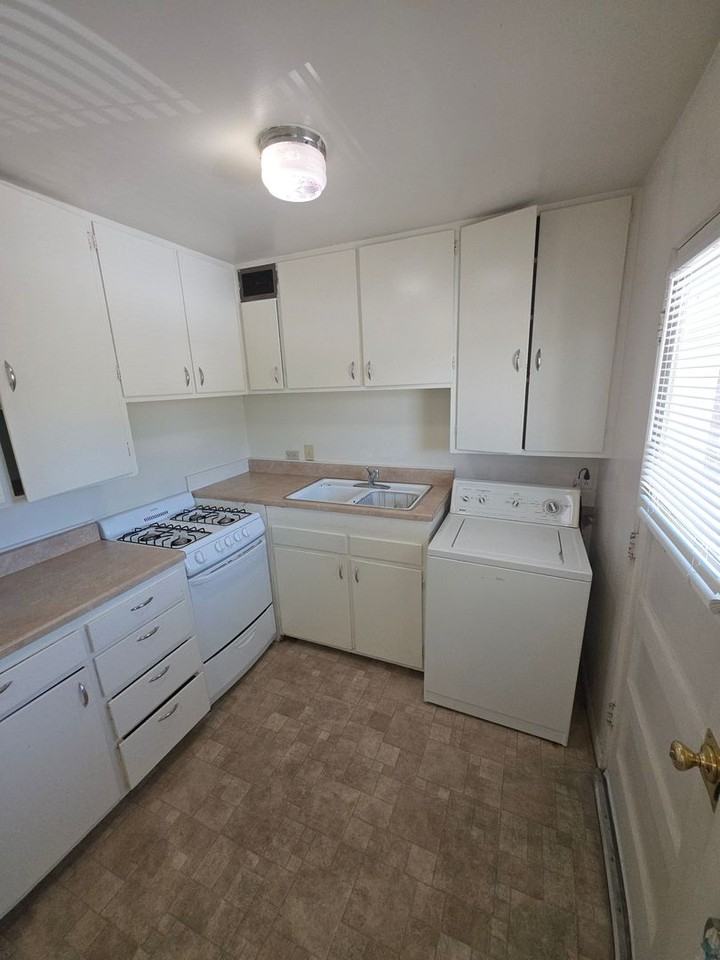 1362 Elm Ave - Photo 5 of 9