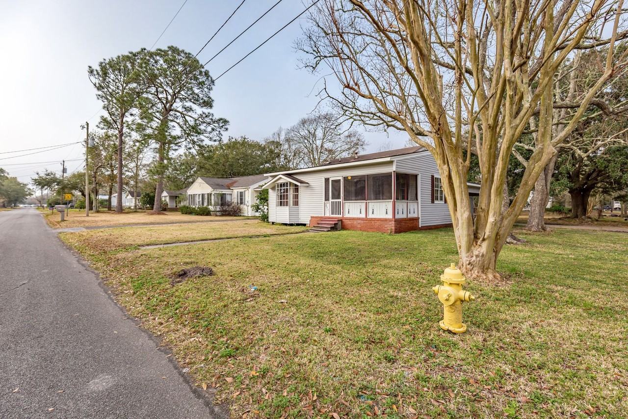 2115 9th St - Photo 2 of 32