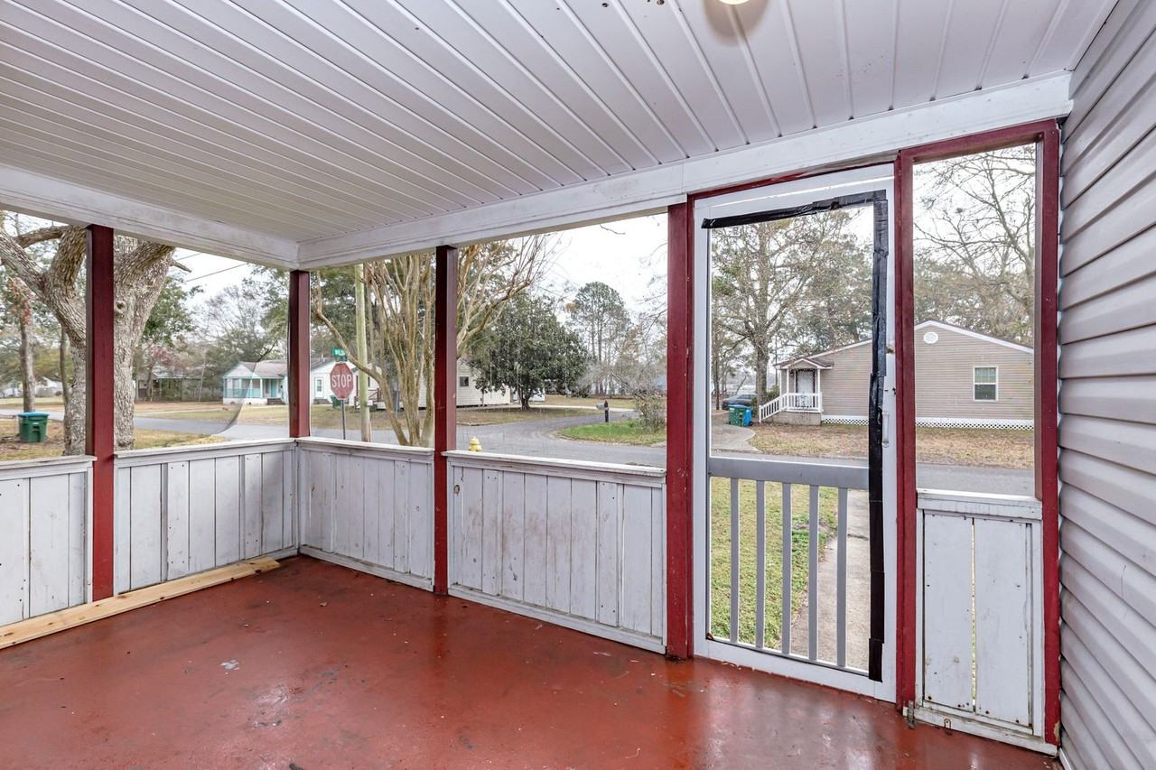 2115 9th St - Photo 3 of 32