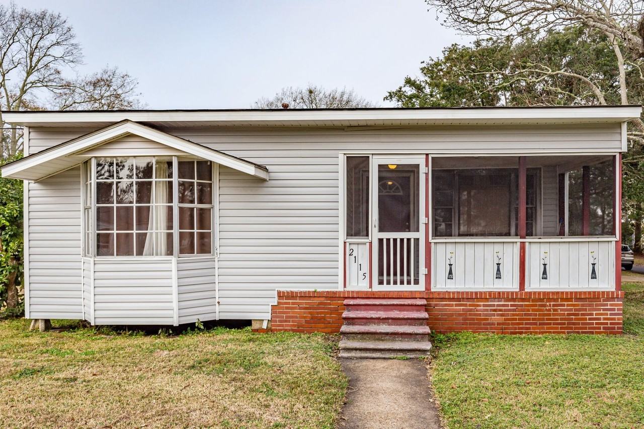 2115 9th St - Photo 4 of 32