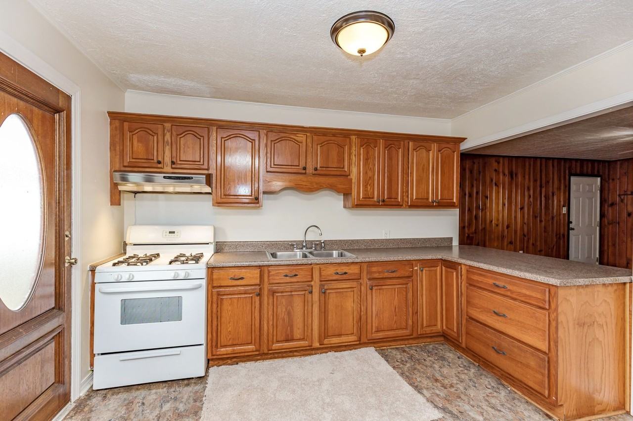 2115 9th St - Photo 5 of 32