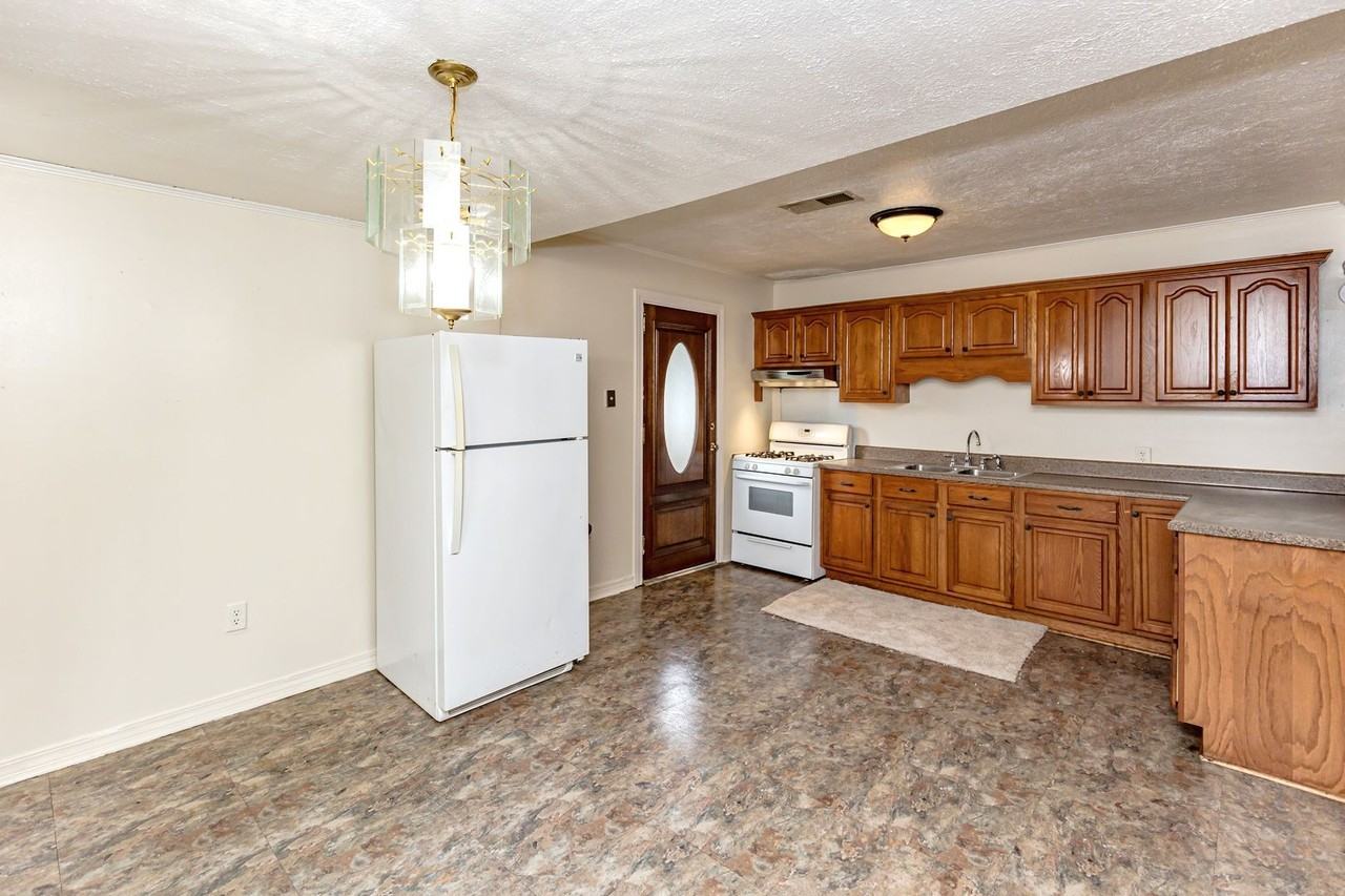 2115 9th St - Photo 6 of 32