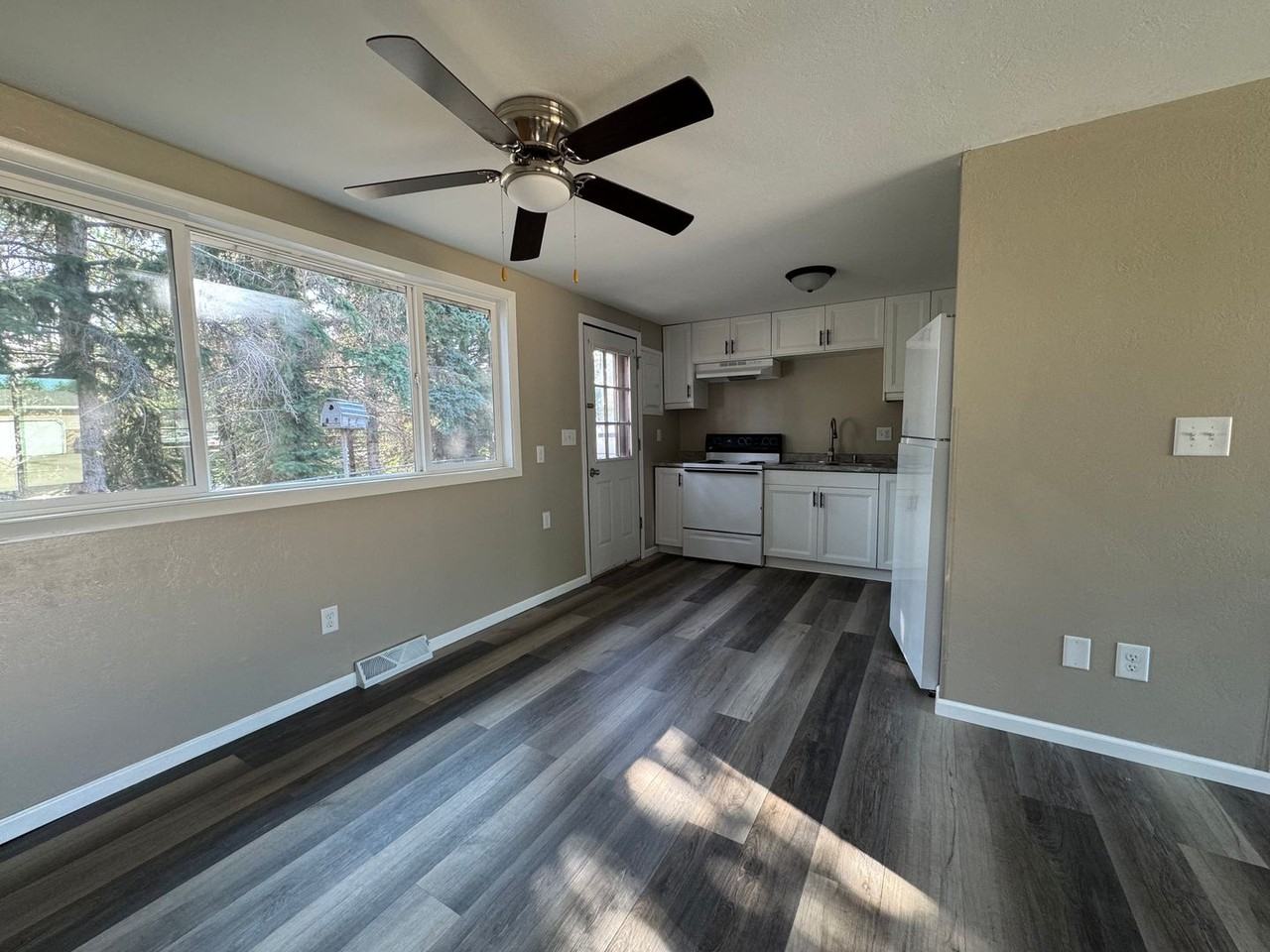 1130 6th St Ne - Photo 4 of 12