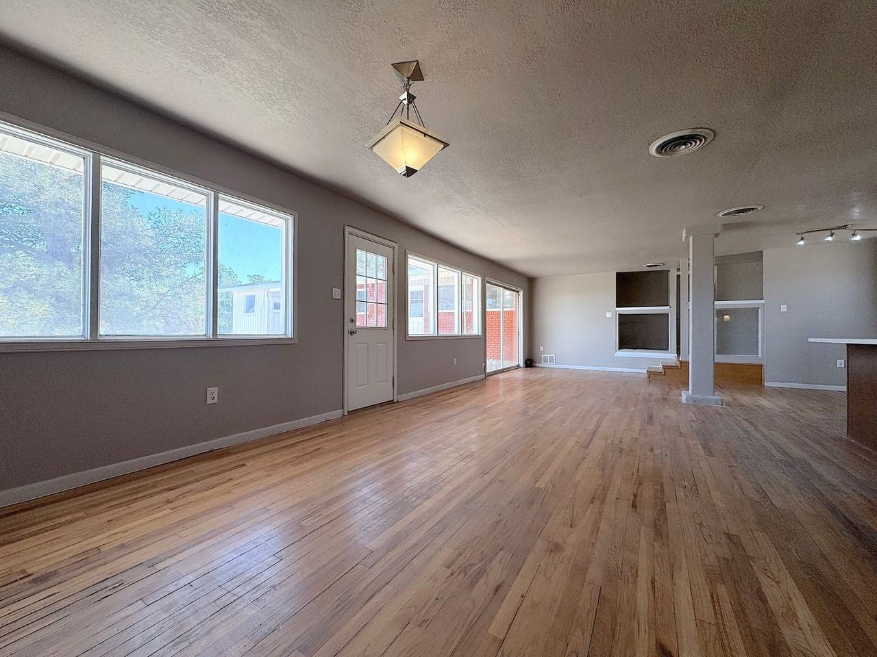 3236 Titanic Ave - Photo 6 of 23