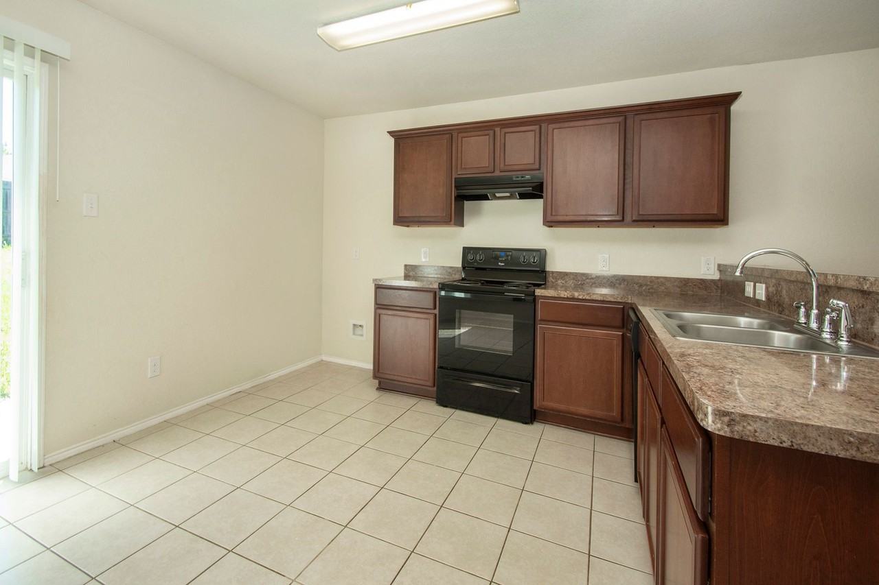 1423 Swan Ridge Dr - Photo 3 of 12