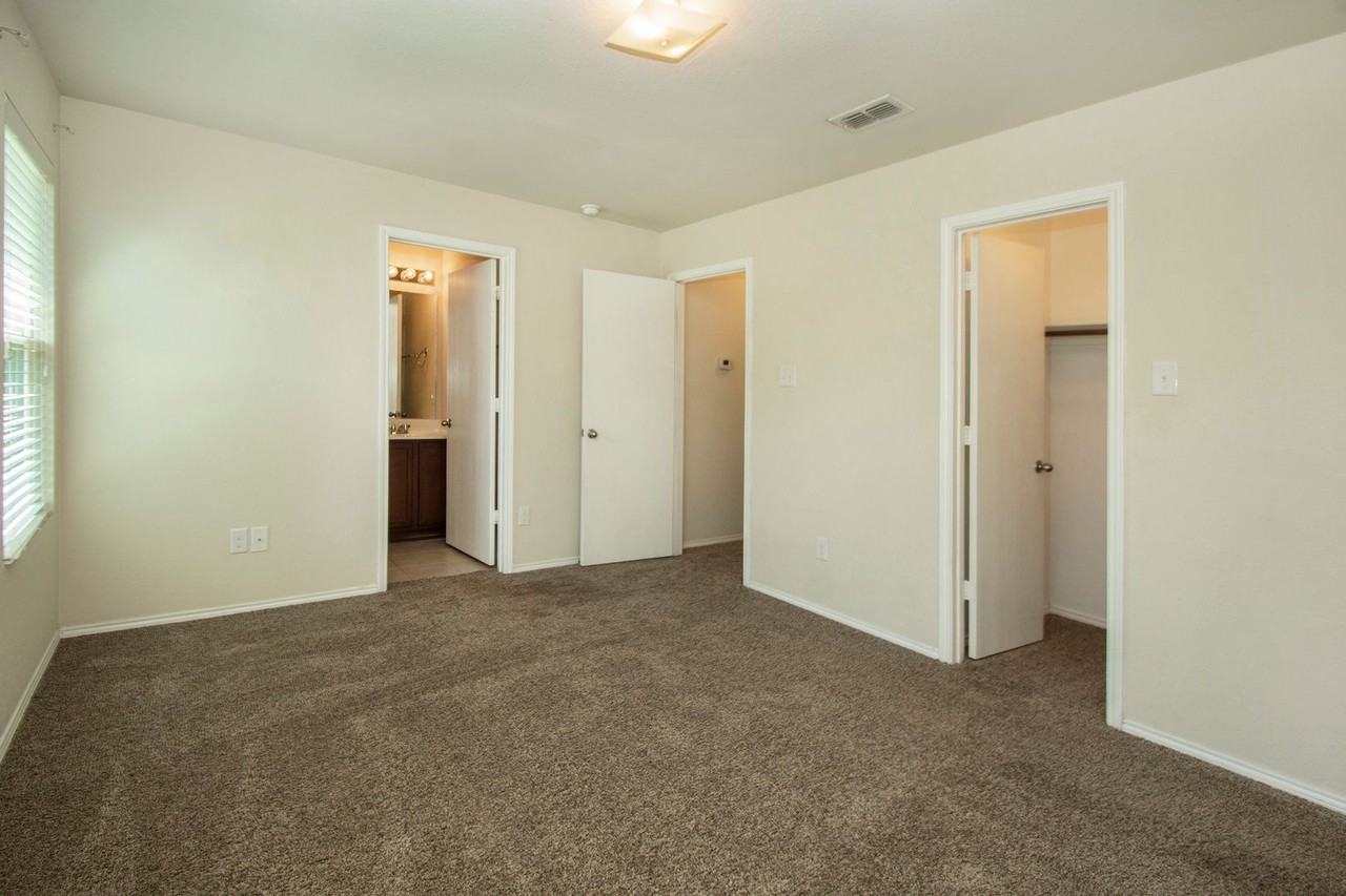 1423 Swan Ridge Dr - Photo 4 of 12