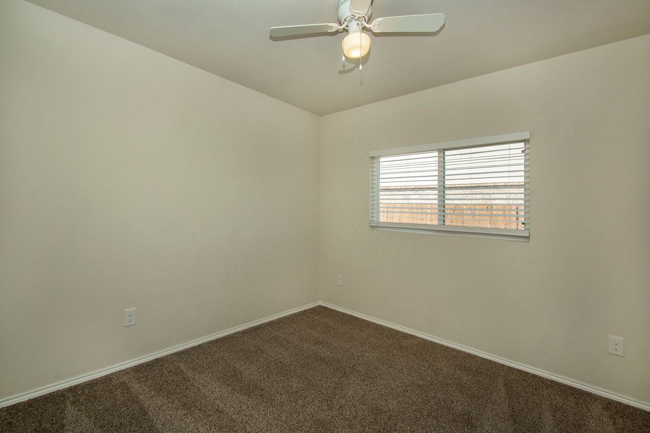 1423 Swan Ridge Dr - Photo 5 of 12