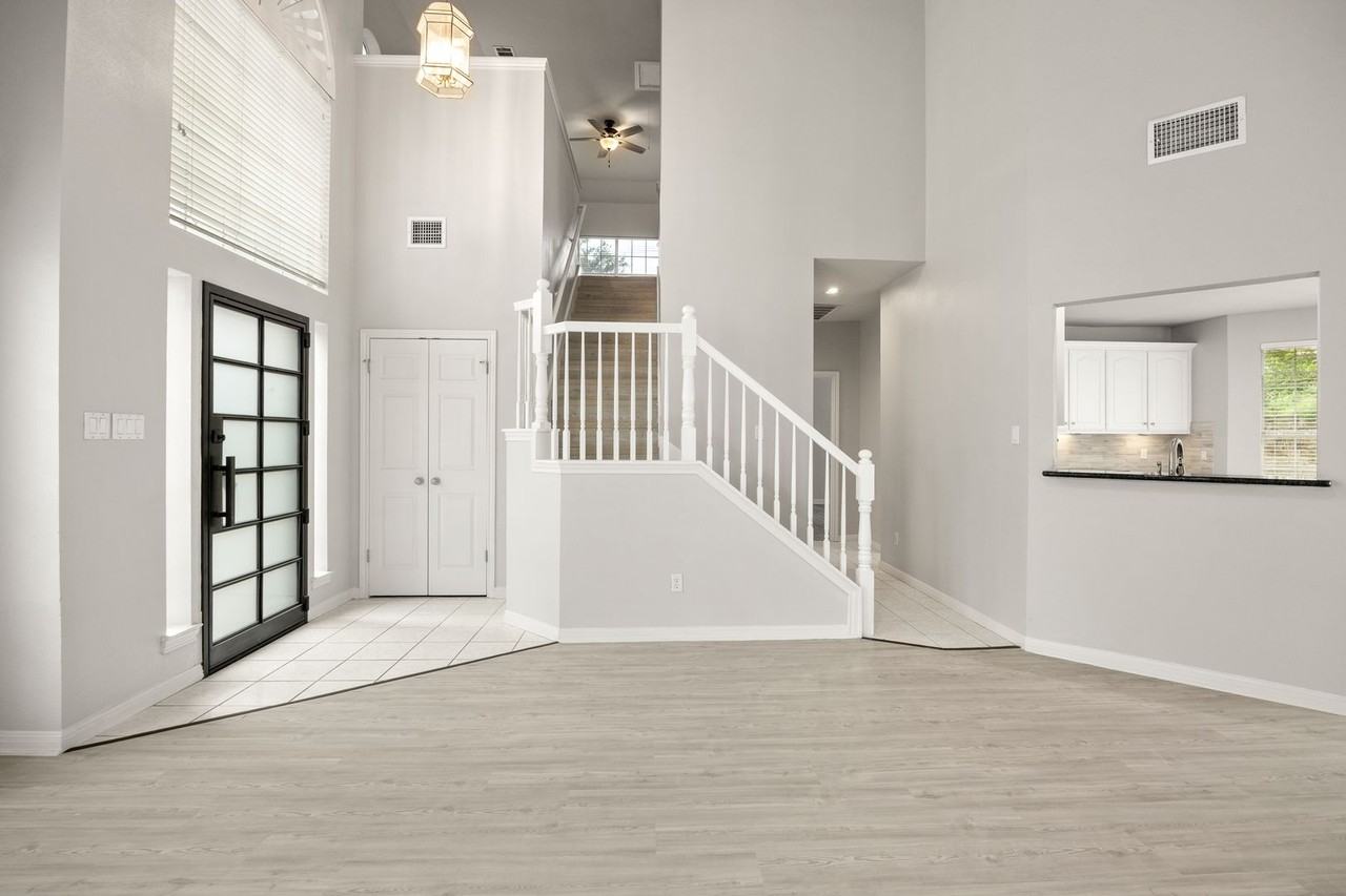 1604 Lakeway Blvd - Photo 3 of 19