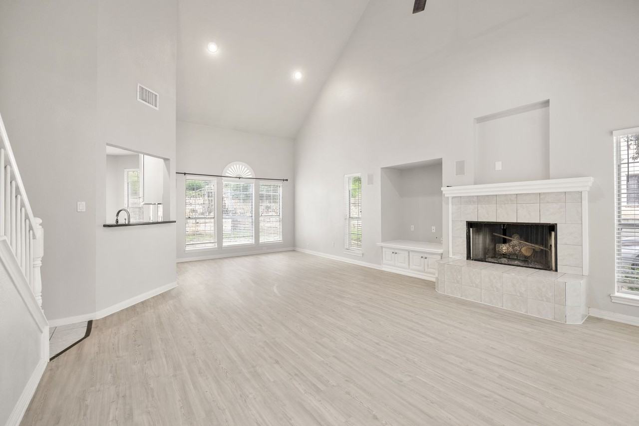1604 Lakeway Blvd - Photo 4 of 19
