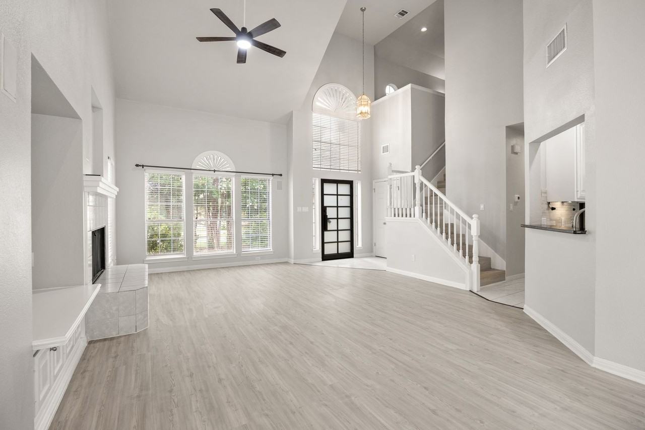 1604 Lakeway Blvd - Photo 5 of 19