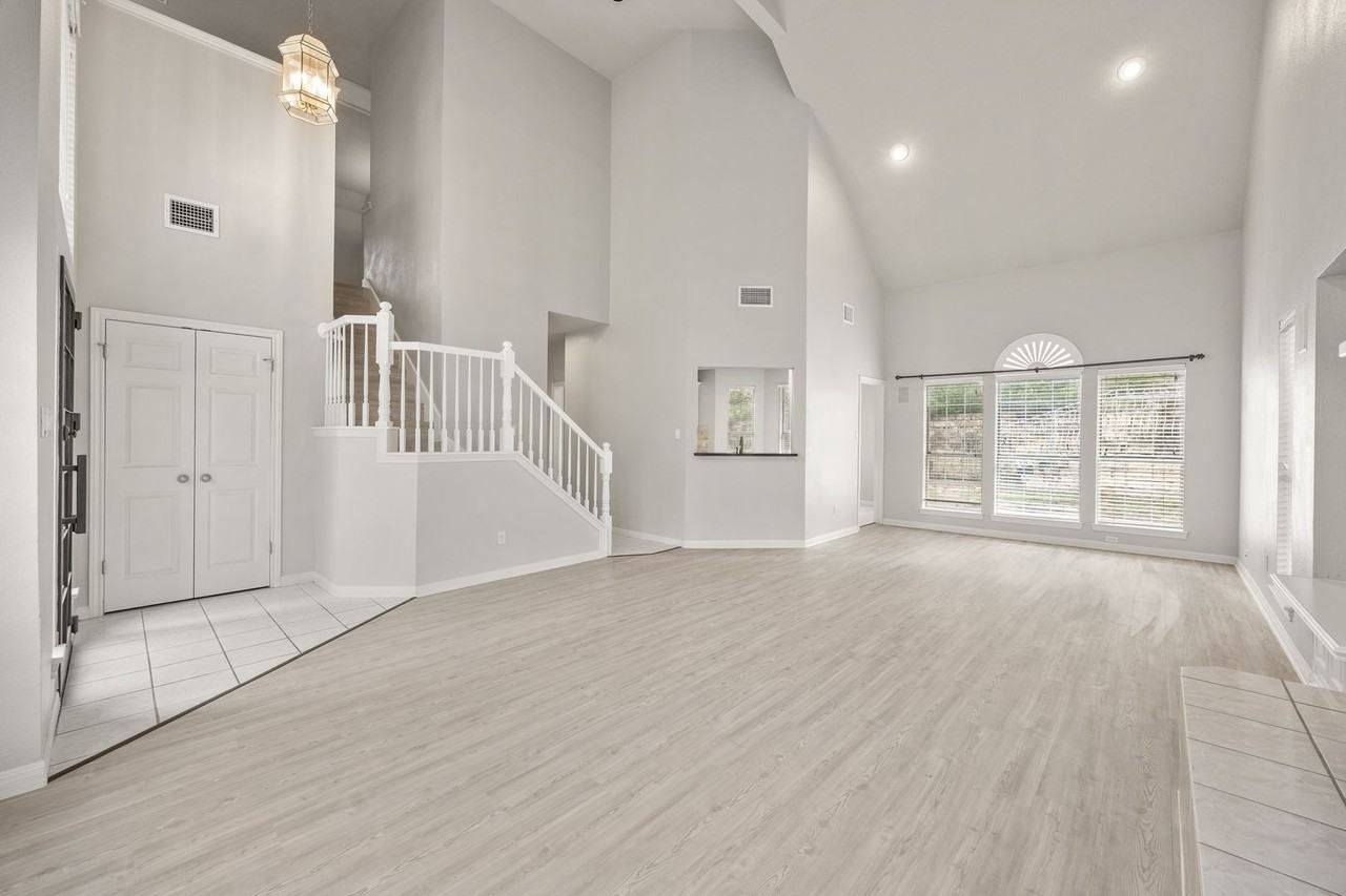 1604 Lakeway Blvd - Photo 6 of 19