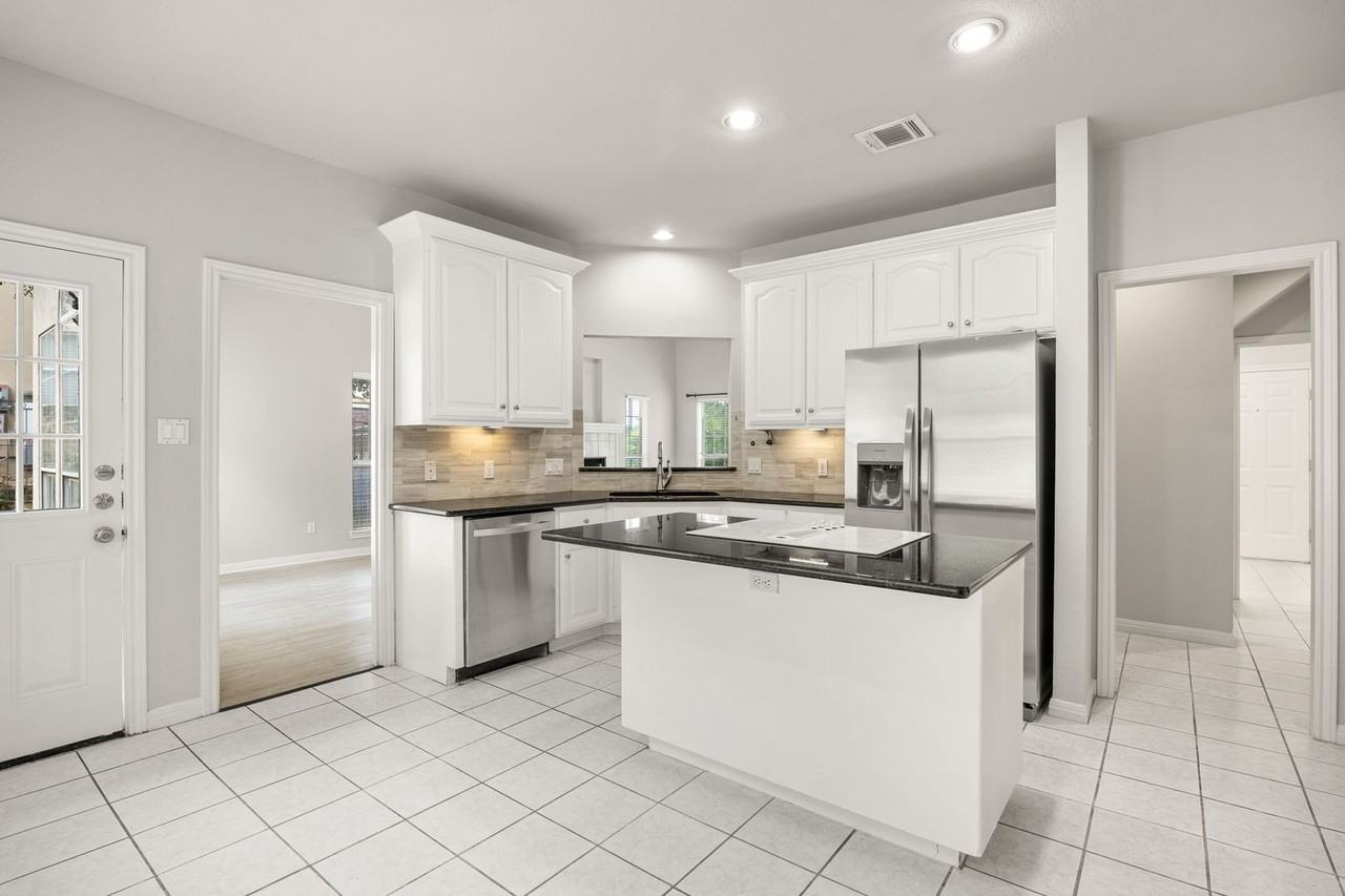 1604 Lakeway Blvd - Photo 7 of 19
