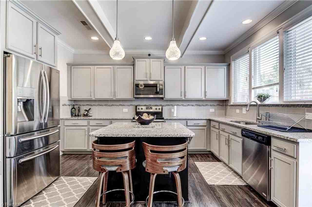 407 Soaring St - Photo 3 of 10