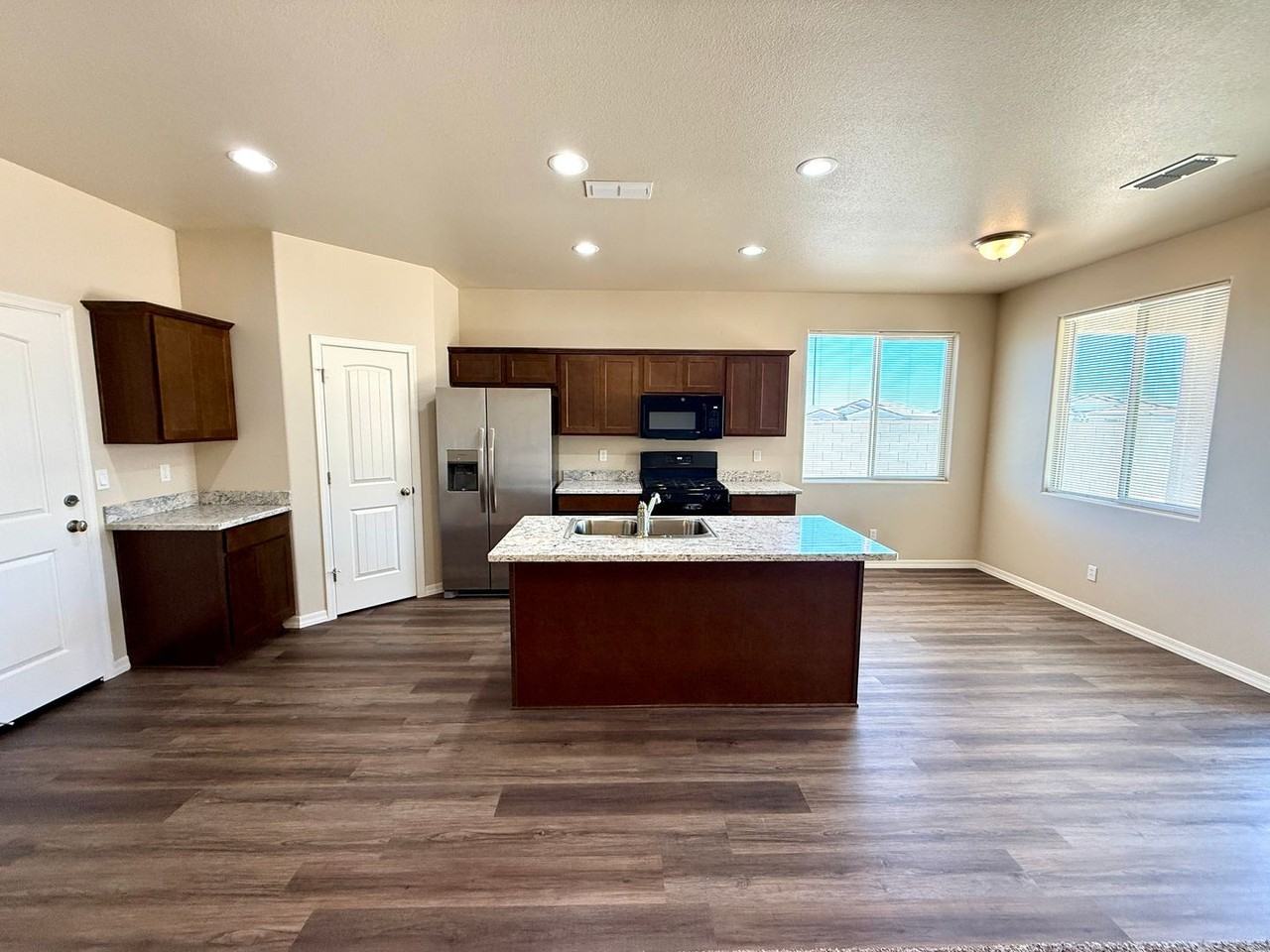 3572 Charleston Loop - Photo 7 of 36