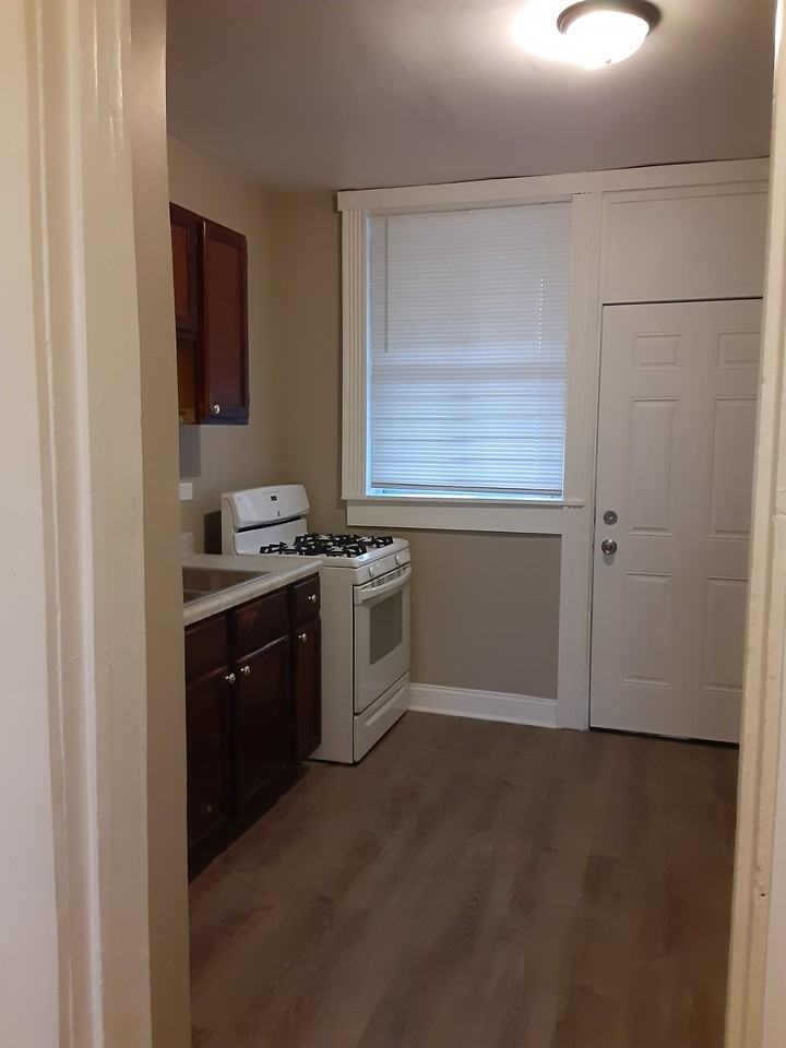 1118 W 90th St #2 - Photo 4 of 6