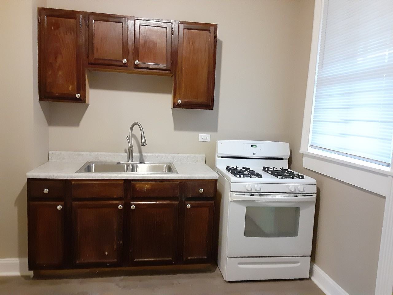 1118 W 90th St #2 - Photo 5 of 6