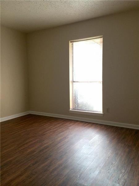 404 Woodridge Cir - Photo 2 of 5