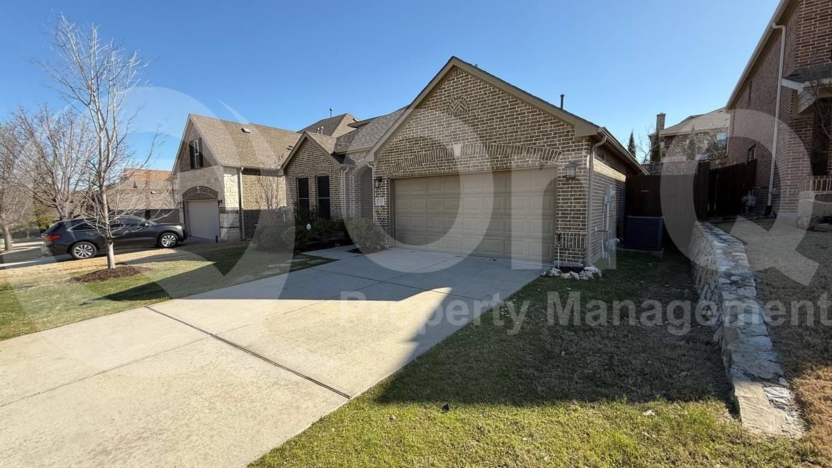 1317 Poplar Dr - Photo 2 of 10