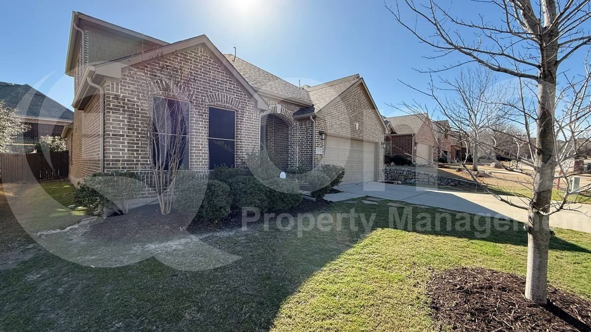 1317 Poplar Dr - Photo 3 of 10