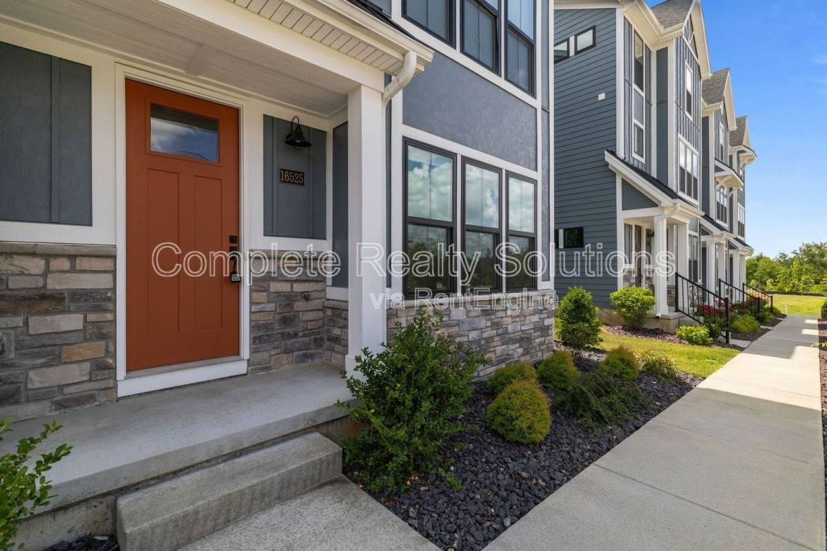 16525 Yellowwood Dr - Photo 2 of 10
