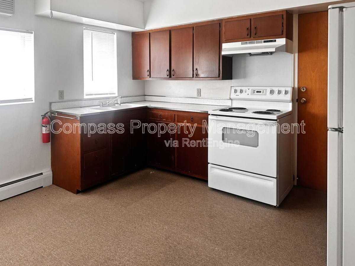 2847 S Burdick St - Photo 2 of 8