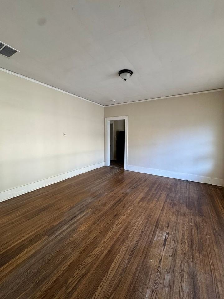 1901 Snowden Ave - Photo 3 of 11