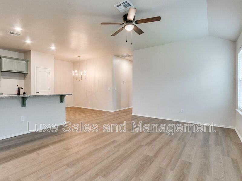 8011 Nw 105th Ter - Photo 3 of 32