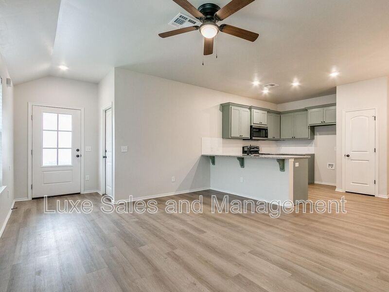 8011 Nw 105th Ter - Photo 4 of 32