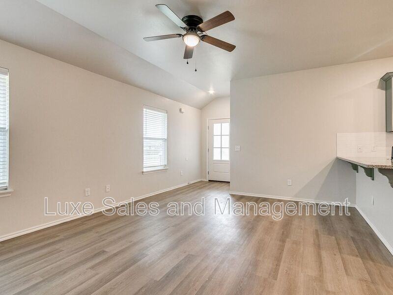 8011 Nw 105th Ter - Photo 5 of 32